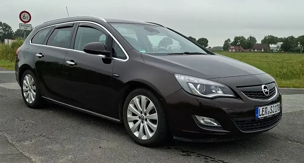 Gebraucht Opel Astra Design Edition 120 PS (88 kW) 2011 Braun Kombi