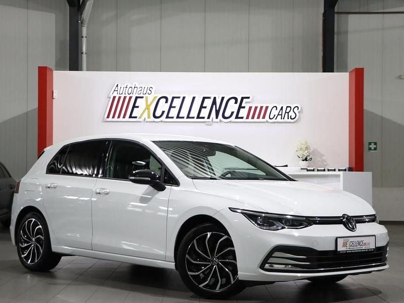 Weiß Gebraucht 2022 VW Golf VIII Active Limousine | 22.888 € (Guter Preis) - Bild 1/4