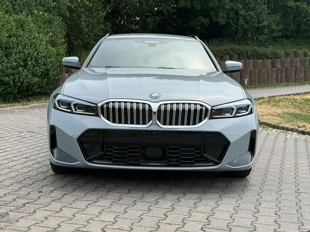 Neu BMW 330e Performance 292 PS (214 kW) 2026 Grau Kombi