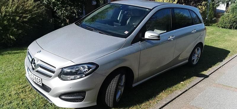 Grau Gebraucht 2017 Mercedes B180 Van / Kleinbus | 16.200 € (Guter Preis) - Bild 1/4