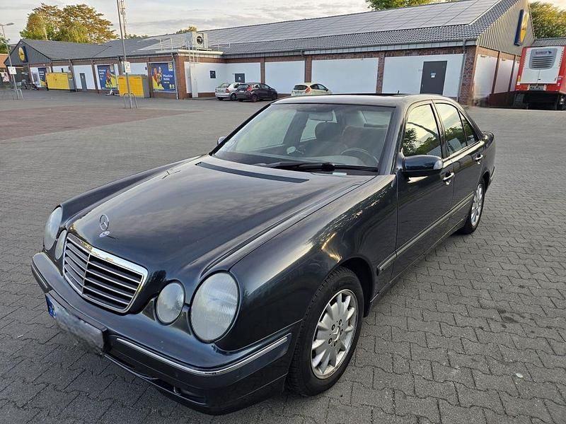 Blau Gebraucht 2001 Mercedes E240 Elegance Limousine | 6.000 € - Bild 1/4