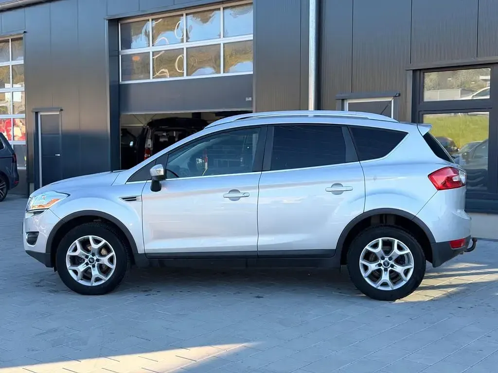 Używany Ford Kuga Champions Edition 140 KM (102 kW) 2012 Srebrny SUV