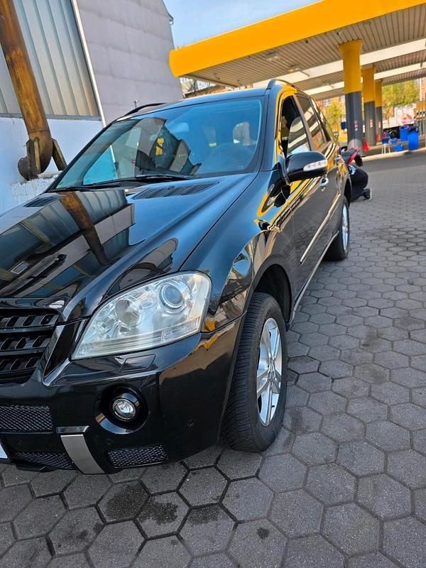 Schwarz Gebraucht 2005 Mercedes ML350 SUV | 8.000 € (Guter Preis) - Bild 1/4