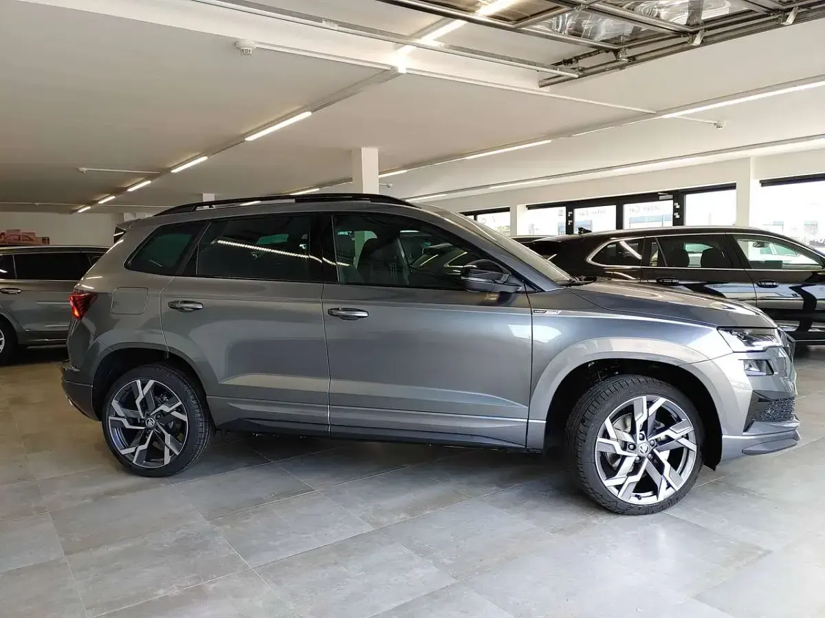 Neu Skoda Karoq SportLine 150 PS (110 kW) 2026 Graphitegreymetallic SUV