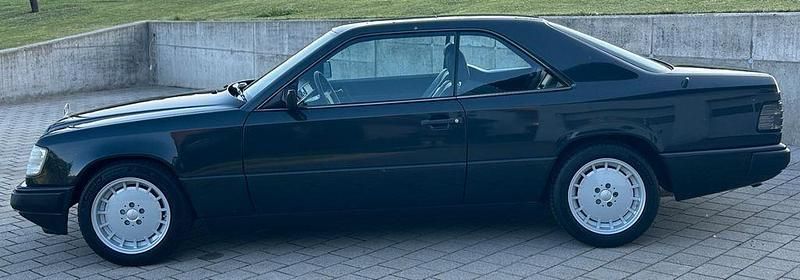 Gebraucht Mercedes E300 179 PS (131 kW) 1987 Schwarz Coupé