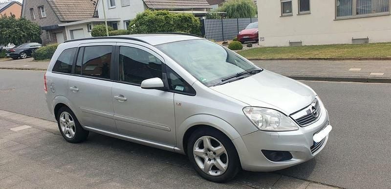 Grau Gebraucht 2009 Opel Zafira Van / Kleinbus | 3.000 € (Guter Preis) - Bild 1/4