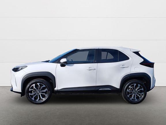 Gebraucht Toyota Yaris Hybrid Team 116 PS (85 kW) 2023 Pure) white ii (weiss Van / Kleinbus