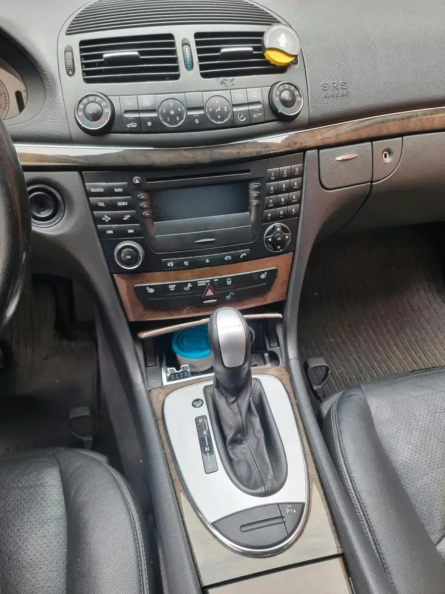 Gebraucht Mercedes E240 Avantgarde 177 PS (130 kW) 2002 Schwarz Limousine