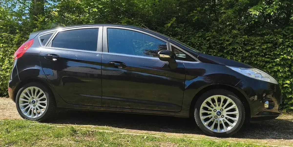 Gebraucht Ford Fiesta Titanium 70 PS (51 kW) 2011 Schwarz Kleinwagen