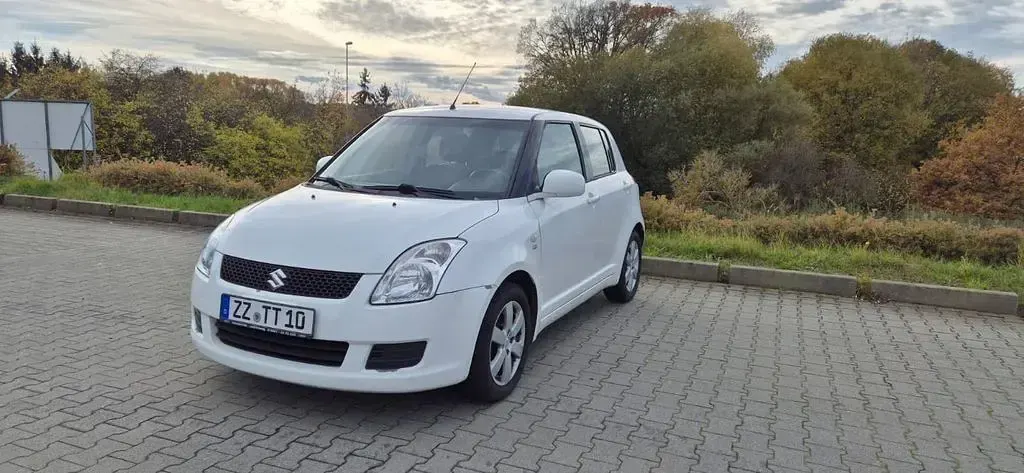 Używany Suzuki Swift 92 KM (67 kW) 2010 Biały Hatchback