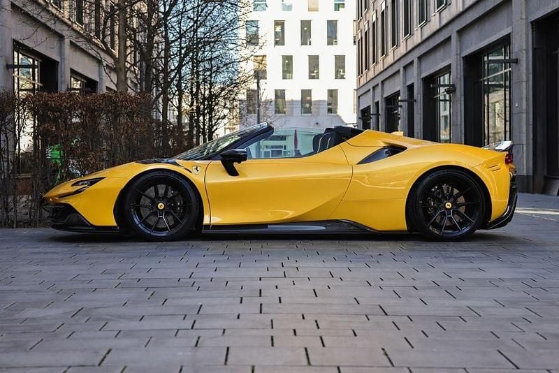 Nouă Ferrari SF90 999 CP (734 kW) 2026 Galben Cabrio
