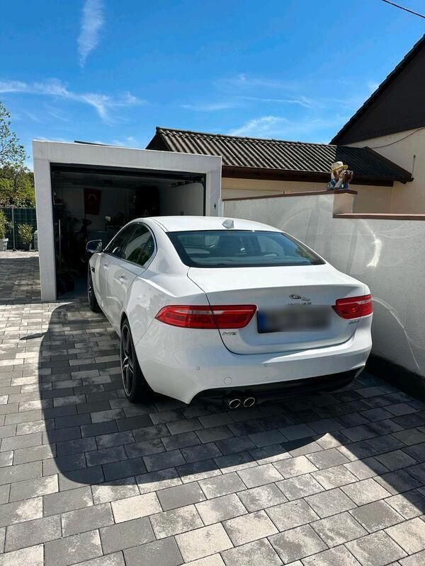 Weiß Gebraucht 2017 Jaguar XE Pure Limousine | 14.500 € (Fairer Preis) - Bild 1/4