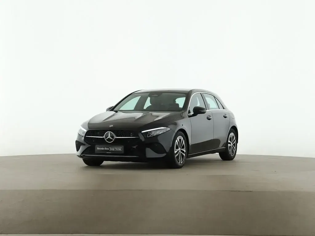 Gebraucht Mercedes A200 Advanced 163 PS (119 kW) 2025 Schwarz Limousine