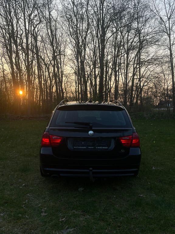 Gebraucht BMW 320 177 PS (130 kW) 2010 Schwarz Kombi