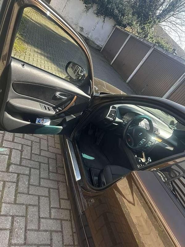 Braun Gebraucht 2010 BMW 118 Lifestyle Kleinwagen | 4.500 € (Fairer Preis) - Bild 1/4