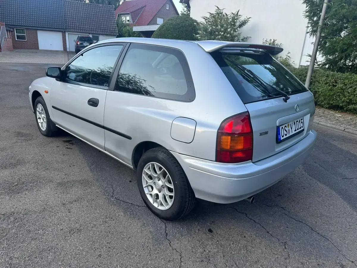 Gebraucht Mazda 323 88 PS (64 kW) 1998 Silber Coupé