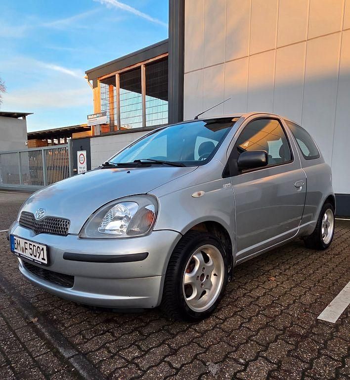 Gebraucht Toyota Yaris Luna 86 PS (63 kW) 2000 Grau Limousine