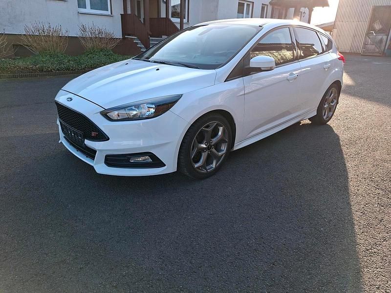 Gebraucht Ford Focus ST 240 PS (176 kW) 2015 Weiß Limousine