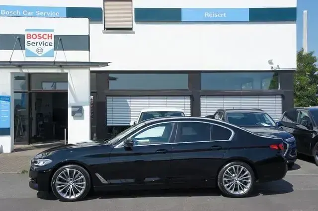 Gebraucht BMW 540 Performance 340 PS (250 kW) 2023 Schwarz ii/bonnet fluid black Limousine
