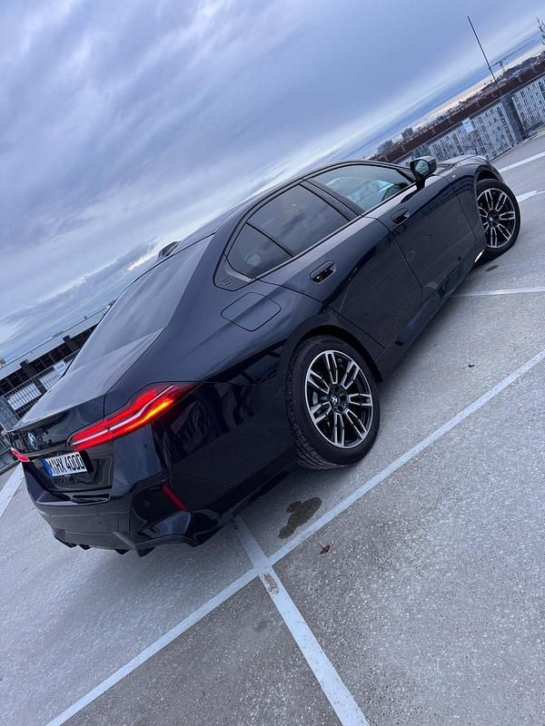 Gebraucht BMW 520 M Sport 197 PS (144 kW) 2024 Schwarz Limousine