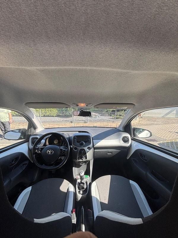Gebraucht Toyota Aygo X-play 69 PS (50 kW) 2015 Weiß Kleinwagen