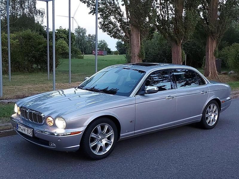 Silber Gebraucht 2006 Jaguar XJ8 Limousine | 16.900 € - Bild 1/4