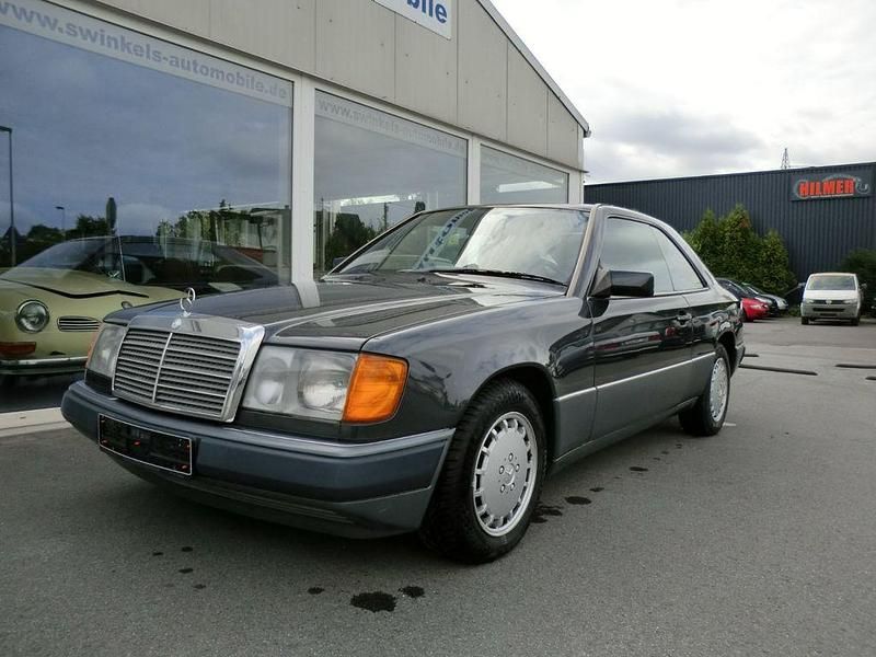 Gebraucht Mercedes E230 132 PS (97 kW) 1990 Schwarz Coupé