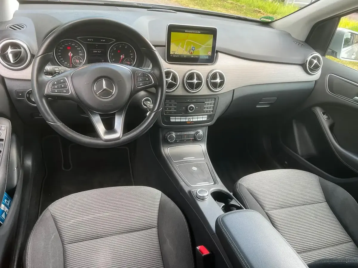 Gebraucht Mercedes B180 122 PS (89 kW) 2015 Silber Kleinwagen