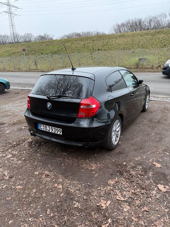 Gebraucht BMW 116 122 PS (89 kW) 2008 Schwarz Kleinwagen