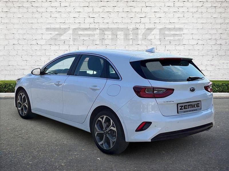 Gebraucht Kia Ceed Spirit 160 PS (117 kW) 2021 Weiss Kleinwagen