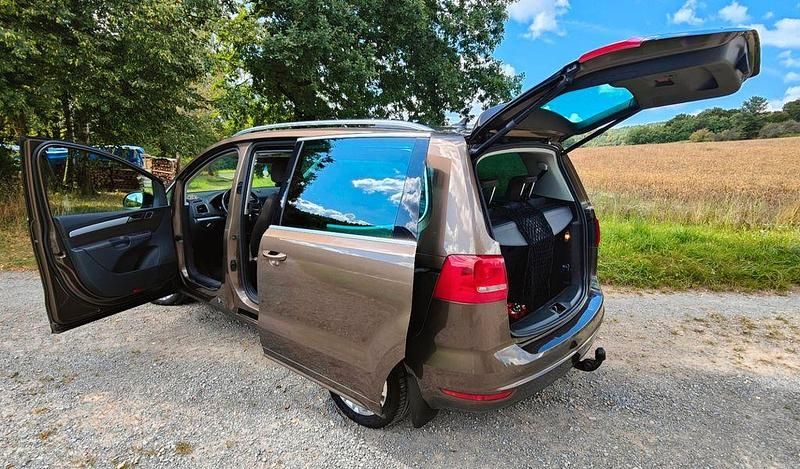 Braun Gebraucht 2012 VW Sharan Style Van / Kleinbus | 10.999 € (Fairer Preis) - Bild 1/4