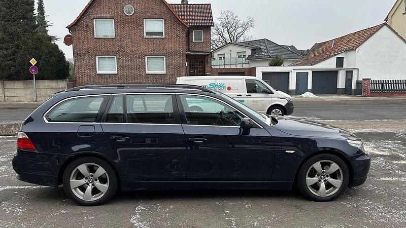 Gebraucht BMW 525 197 PS (144 kW) 2007 Blau Kombi