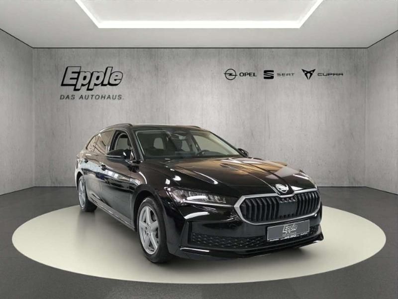 Ebony schwarz metallic Gebraucht 2025 Skoda Superb Essence Kombi | 34.490 € - Bild 1/4