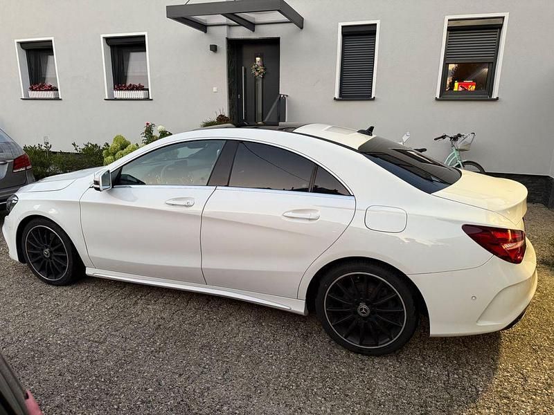 Weiß Gebraucht 2019 Mercedes CLA220 Limousine | 22.890 € (Superpreis) - Bild 1/4