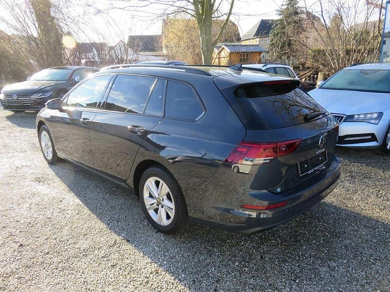 Gebraucht VW Golf VIII Life 150 PS (110 kW) 2022 Uranograu/cinza urano Kombi