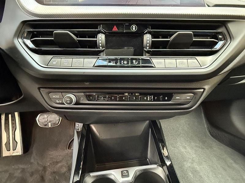 Black sapphire metallic Gebraucht 2024 BMW 118 M Sport Kleinwagen | 26.400 € (Guter Preis) - Bild 1/4