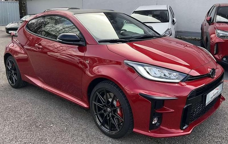 Karminarot metallic Gebraucht 2022 Toyota Yaris Limousine | 33.890 € (Fairer Preis) - Bild 1/4