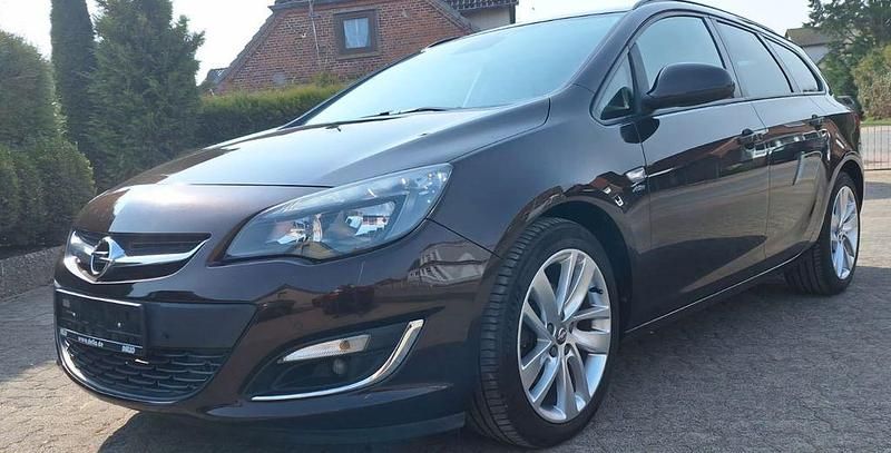 Gebraucht Opel Astra Edition 165 PS (121 kW) 2013 Braun Kombi