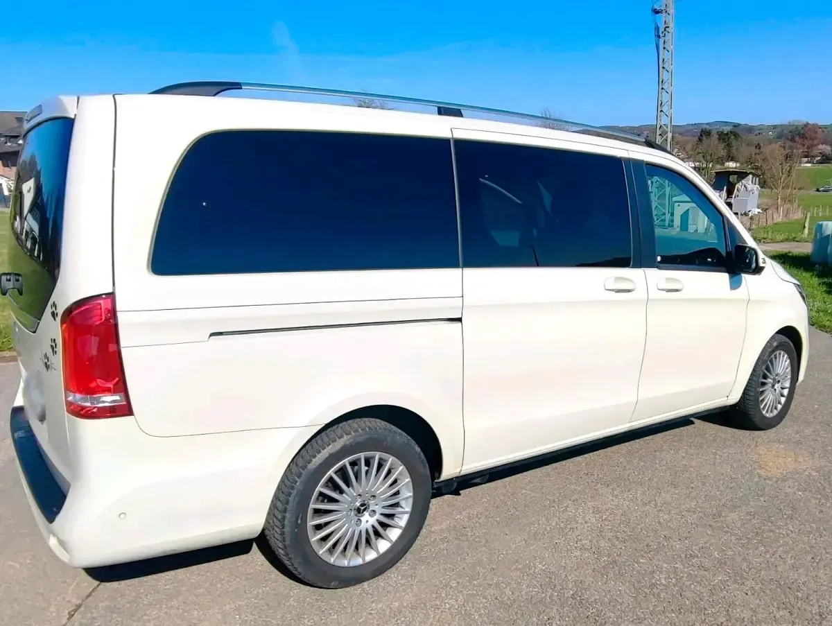Gebraucht Mercedes V220 163 PS (119 kW) 2023 Grau Van / Kleinbus