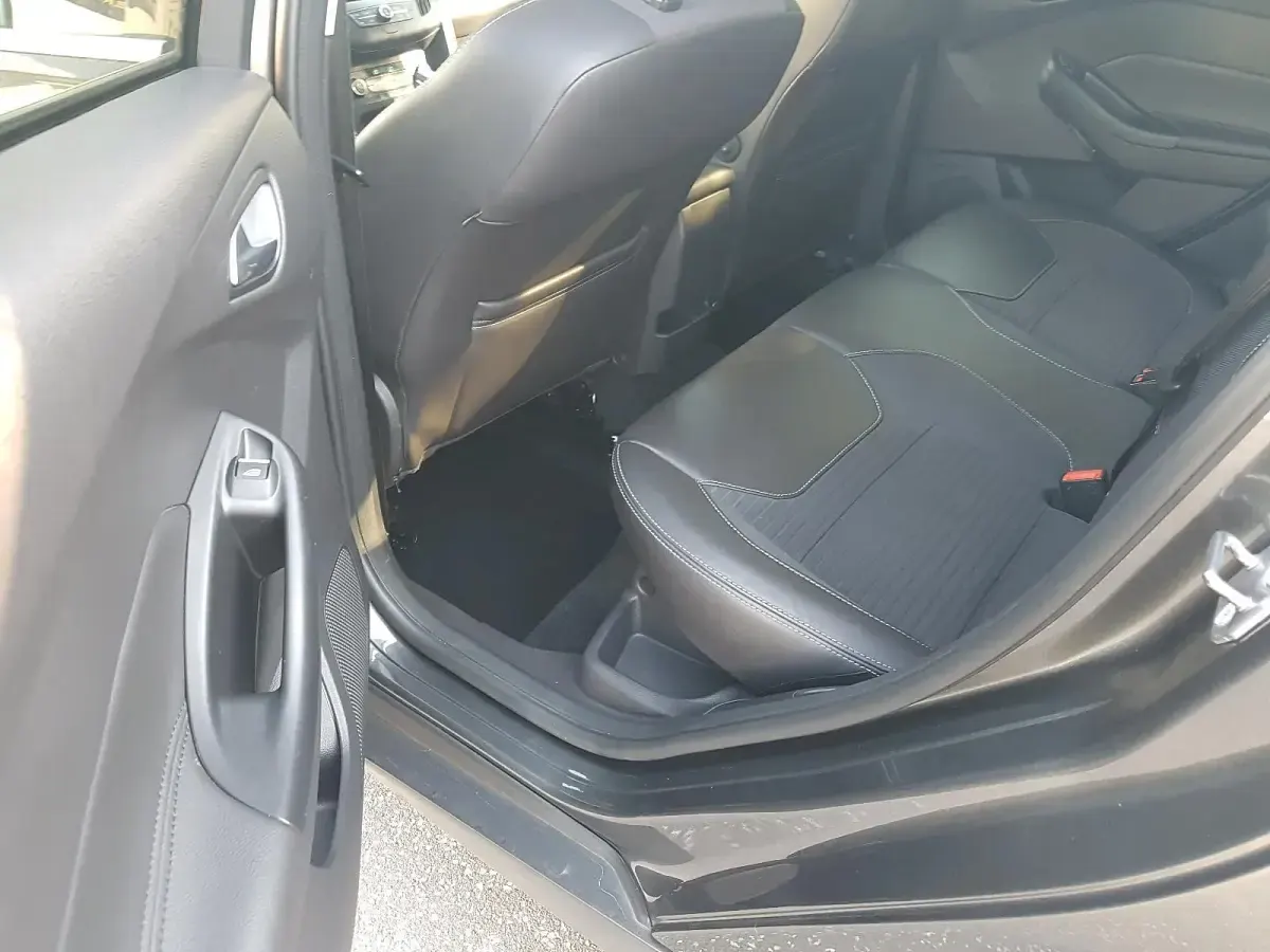 Gebraucht Ford Focus 150 PS (110 kW) 2015 Grau Kombi