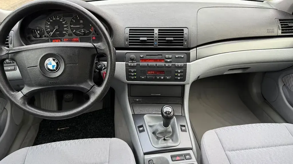 Gebraucht BMW 318 M Sport 118 PS (86 kW) 1999 Silber metallic Limousine