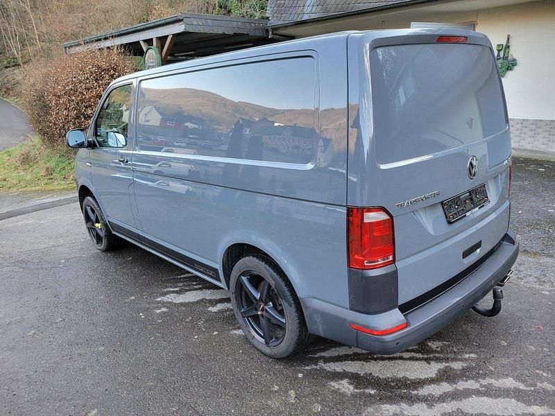 Gebraucht VW Transporter 150 PS (110 kW) 2019 Grau Van