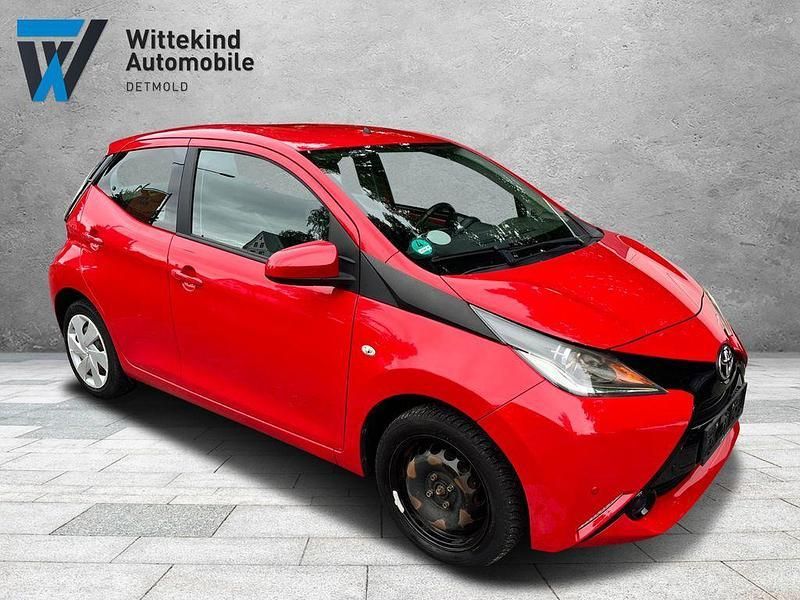 Rot Gebraucht 2016 Toyota Aygo X-play Kleinwagen | 6.666 € (Guter Preis) - Bild 1/4