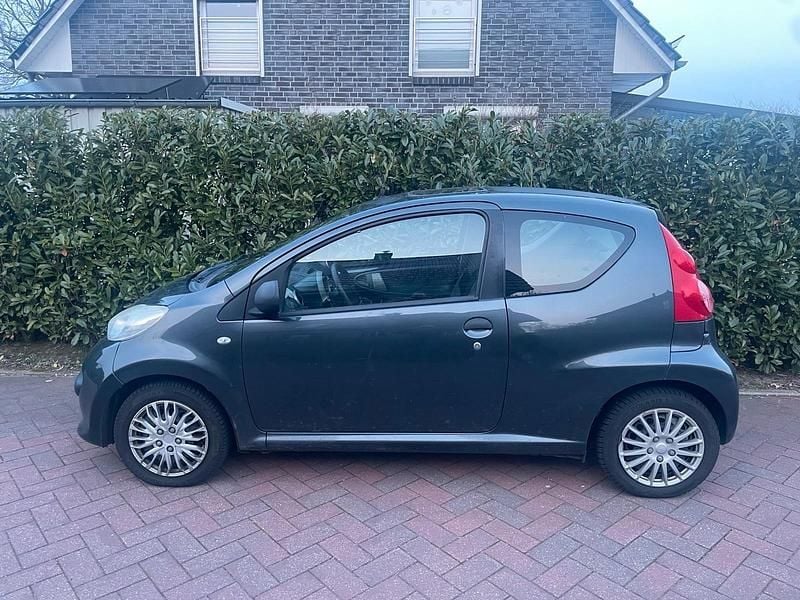 Gebraucht Peugeot 107 68 PS (50 kW) 2008 Grau Kleinwagen
