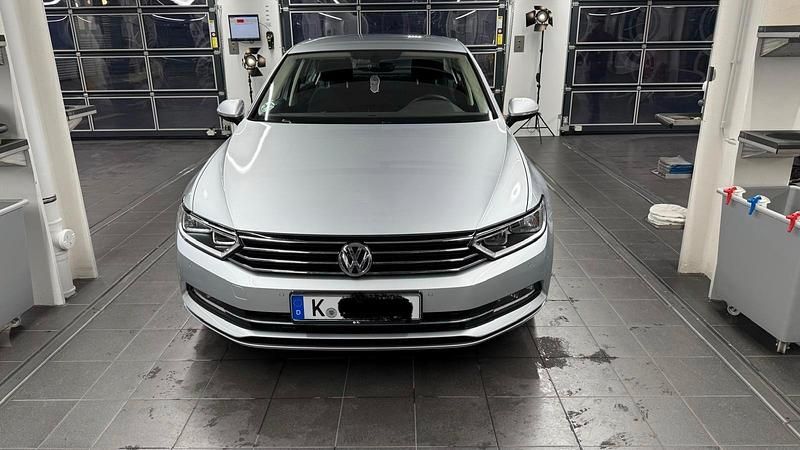 Grau Gebraucht 2016 VW Passat Limousine | 16.750 € (Fairer Preis) - Bild 1/4