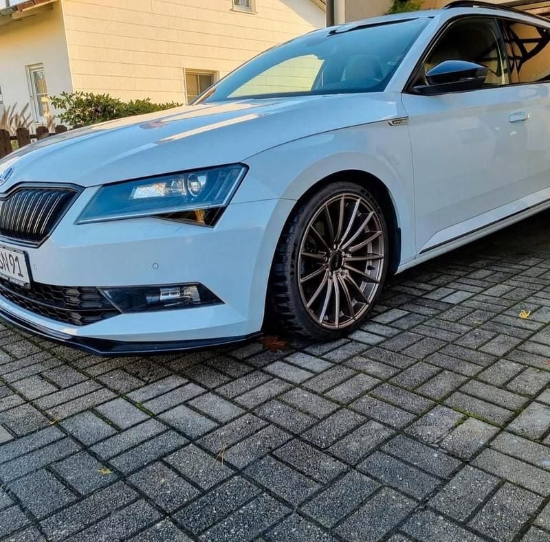 Weiß Gebraucht 2018 Skoda Superb SportLine Kombi | 13.500 € (Superpreis) - Bild 1/4