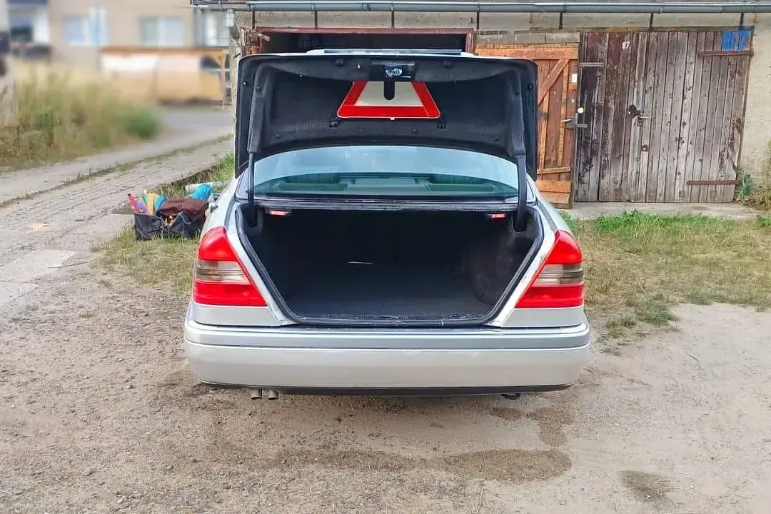 Gebraucht Mercedes C220 150 PS (110 kW) 1994 Silber Limousine