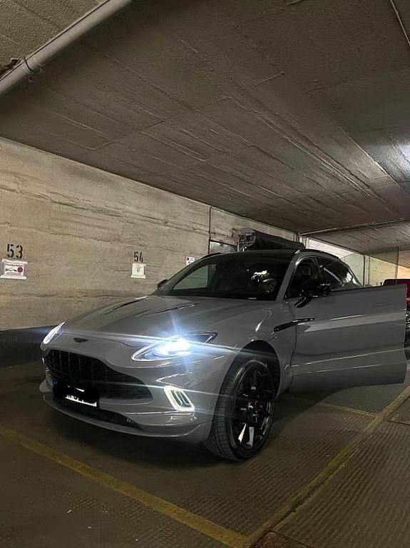 Grau Gebraucht 2022 Aston Martin DBX SUV | 121.888 € (Superpreis) - Bild 1/4