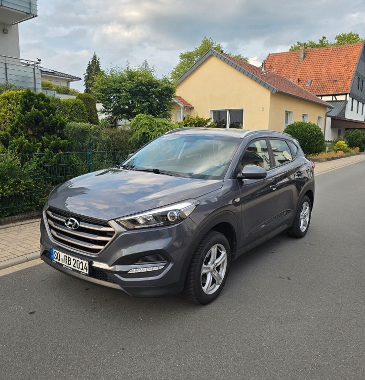 Grau Gebraucht 2017 Hyundai Tucson SUV | 13.290 € (Fairer Preis) - Bild 1/4