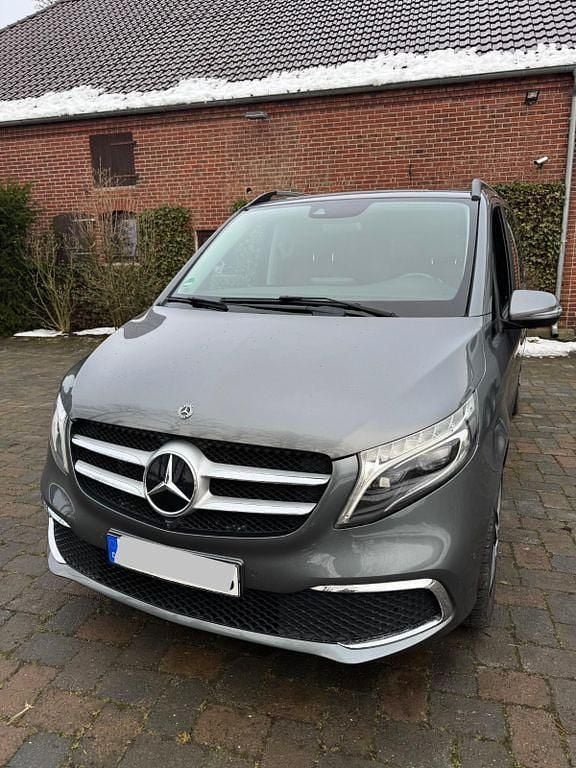 Grau Gebraucht 2019 Mercedes V300 Van / Kleinbus | 48.699 € (Fairer Preis) - Bild 1/4